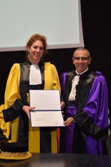 Cérémonie Docteur Honoris Causa - M. Mammone remet le titre de Docteur Honoris Causa à Mme Annemarie Jacir