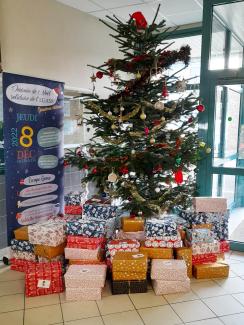 Photo Sapin de Noel et nombreux colis solidaires dans le hall de l'UFR EGASS