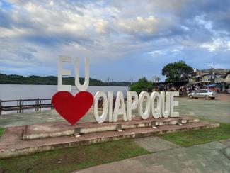 En deuxième plan le pont de l'Oyapock (fin de construction août 2011-ignauguration en mars 2017) entre les villes de Saint-Georges-de-l'Oyapock en Guyane (France) et la ville d'Oiapoque dans l'état fédéral de l'Amapa. Il franchit la frontière entre la France et le Brésil sur le fleuve de l'Oyapock.