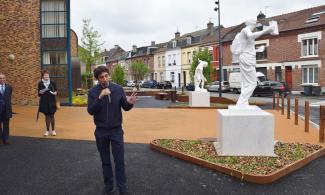 Photo de l'artiste Léo Caillard et son oeuvre