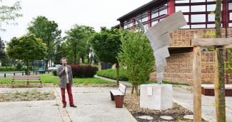 Photo du sculpteur Xavier Dambrine et son oeuvre