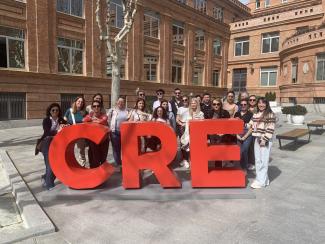 Photo des étudiants devant le siège national de la croix rouge espagnole