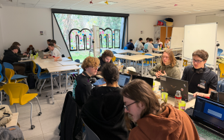 Photo d'étudiants dans une salle de cours pendant le concours