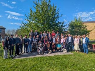Photo de groupe à l'extérieur dans un cadre verdoyant