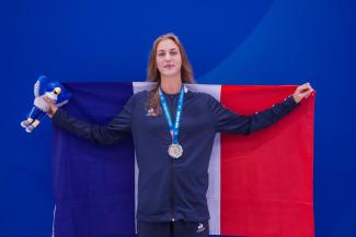 Photo de Lison Nowaczyk brandissant le drapeau français