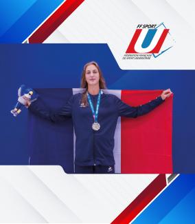 Photo de Lison Nowaczyk brandissant le drapeau français