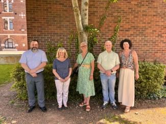 Photo de groupe en extérieur