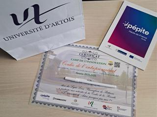 Photo du certificat posé sur une table