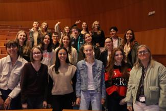 Photo d'un goupe d'étudiants dans l'amphithéâtre Jacques Sys de l'université d'Artois à Arras