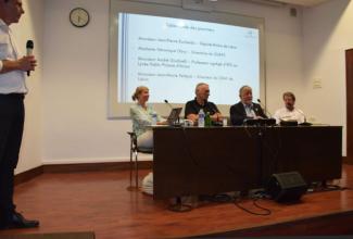 Table-ronde des pionniers en amphithéâtre