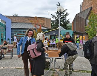 Photo d'étudiants jouant à un jeu en bois sur le parvis central de l'université
