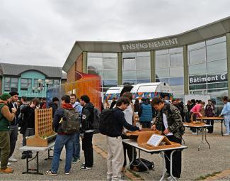 Photo de la journée d'intégration 2025 à Arras : plusieurs groupes d'étudiants en extérieurs jouent à des jeux en bois