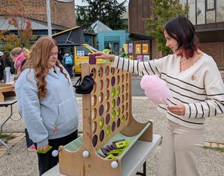 Photo de la journée d'intégration 2025 à Arras : deux étudiantes jouent à un jeux en bois face à face