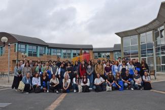 Photo de groupe des étudiants internationaux sur le parvis central de l'université d'Artois à Arras