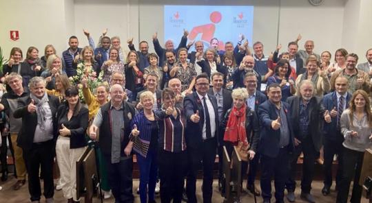 Photo de groupe, toute les personnes sont souriantes et ont le pouce levé