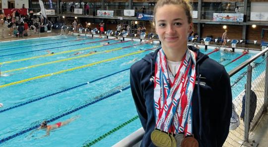 Bertille Cousson remporte 7 médailles aux Championnats de France Universitaires de natation en 2023