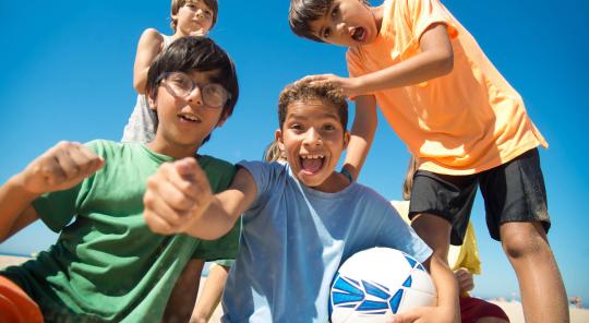 Le sport au prisme des politiques publiques de prévention de la radicalisation Photo : enfants garçons gagnent un match de foot