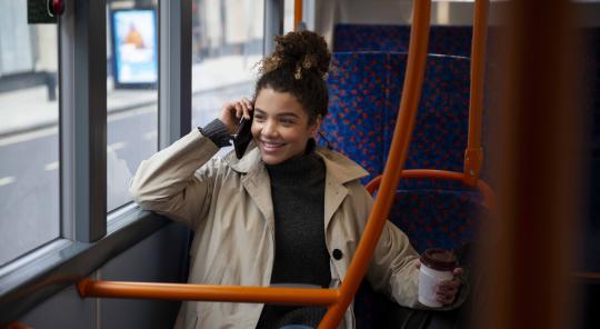 Photo d'une étudiante dans un bus