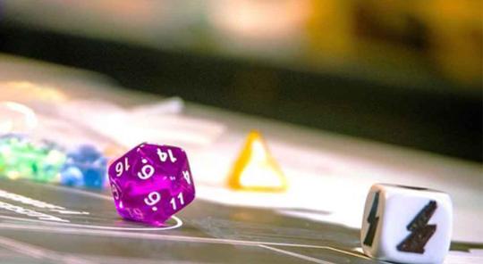 Plateau de jeu avec plusieurs dés colorés