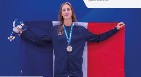 Photo de Lison Nowaczyk brandissant le drapeau français