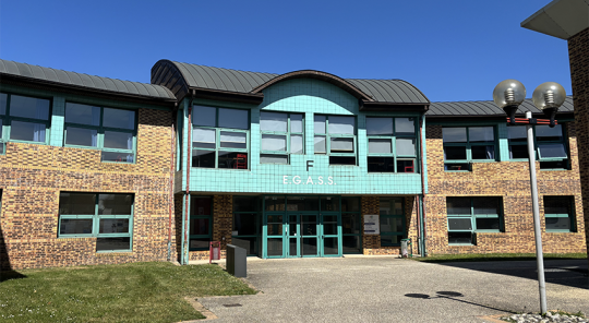 Photo de l'entrée principale extérieure du bâtiment de l'UFR EGASS