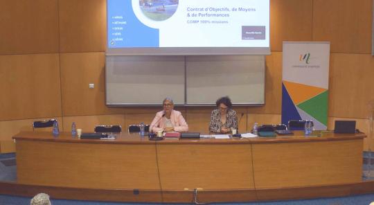 Réunion en amphithéâtre avec projection d'un diaporama